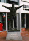 Bill Shankly Memorial (hinter dem Kop Stand)